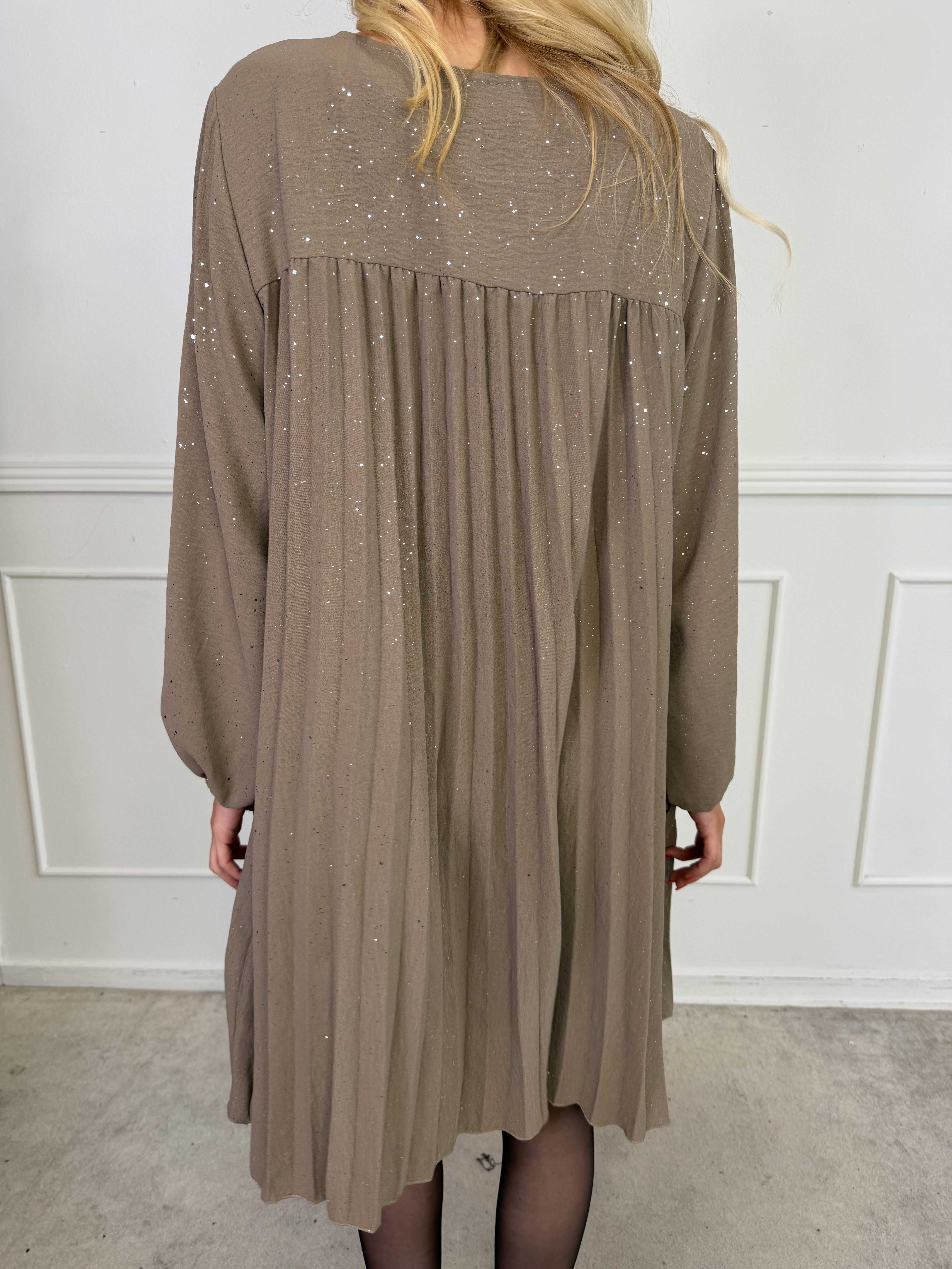 Nancy Glitter Short L/S - Plisseret kjole med lommer og glimmer